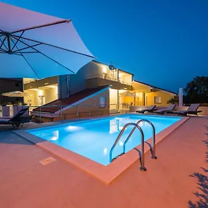 villa-petra-zadar-23000.hotelinzadar.com/